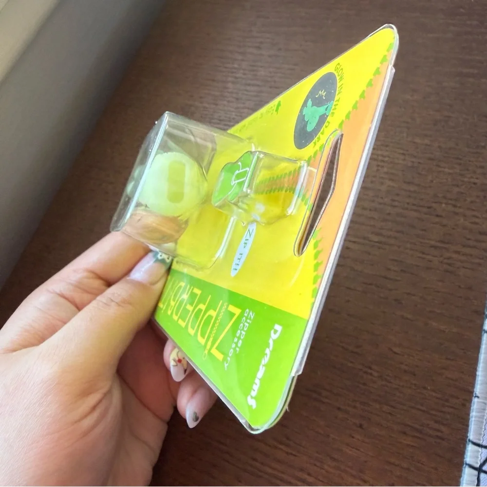 NEW Smiski Zipper Bite  ZipperBite - Hugging Knees Glow in the Dark - Picture 7 of 13